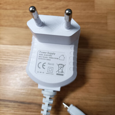 E-JUN QK-0501000EU 5V/1A (2.4m) White